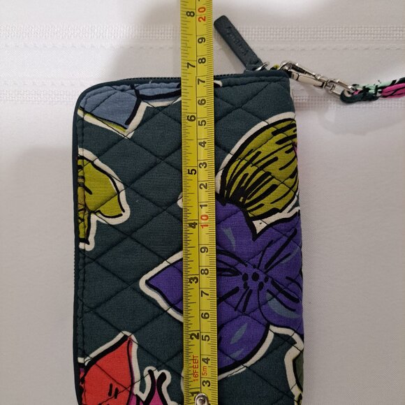 Vera Bradley Grab and Go Zip Around Wallet/Wristlet in Falling Flowers. - Picture 7 of 8